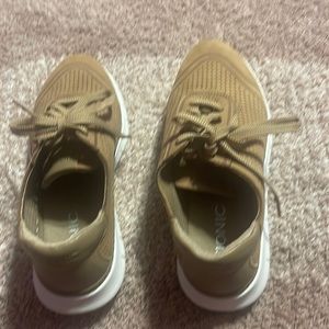 Vionic tennis shoes
